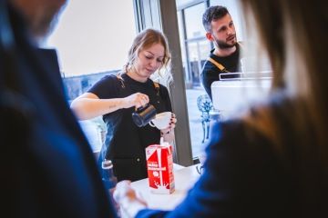 zena-pripravuje.kavu-muz-za-ni